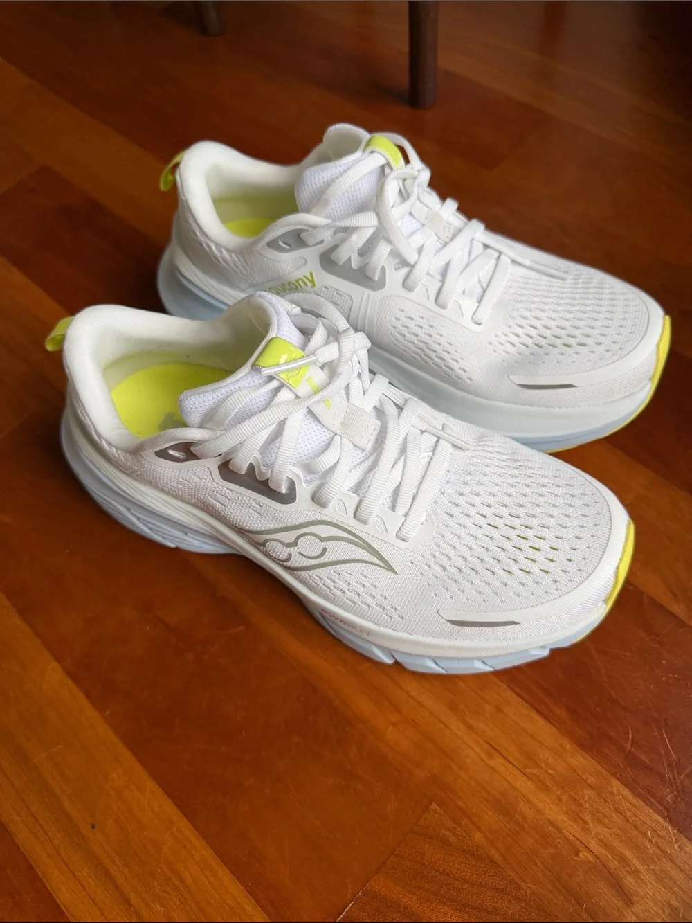 Saucony Women's White & Neon Yellow Guide 18 sz 7.5